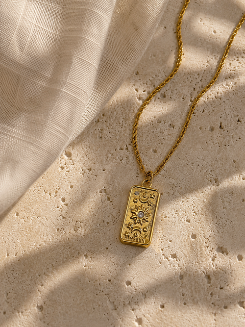 Amuleto Arcano El Sol – Collar colgante acero inoxidable chapado oro 18K